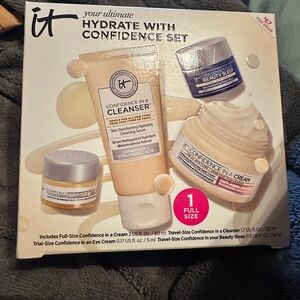 IT Cosmetics Hydrate with Confidence Set. Eye cream, cleanser, 2 face creams
